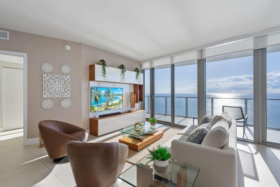 Infinite Ocean Luxury Three Bedroom Paradise House in Hollywood Beach