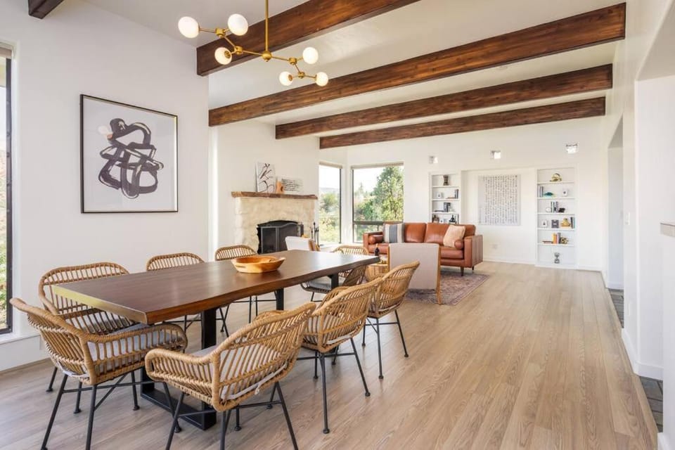 Seating area, Dining area, Mountain view