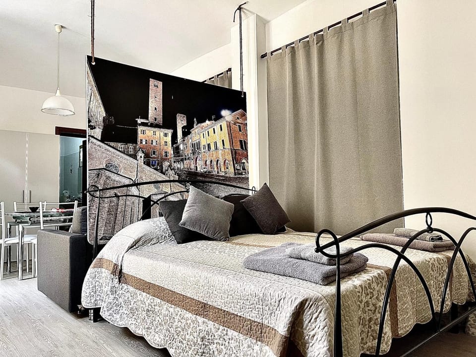 Bed, Bedroom, towels