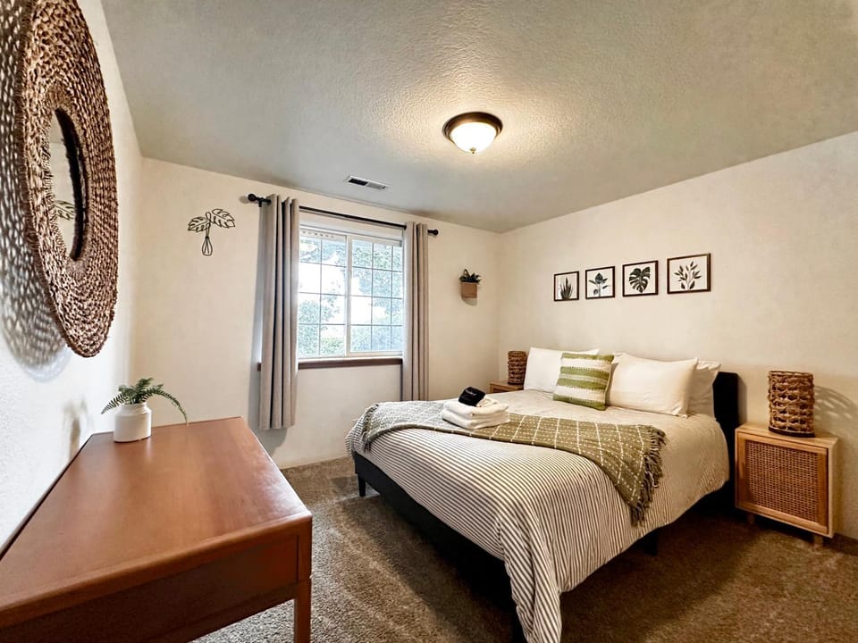 HOT TUB! King Bed-Firepitt-Near Airport& Freeway House in Medford