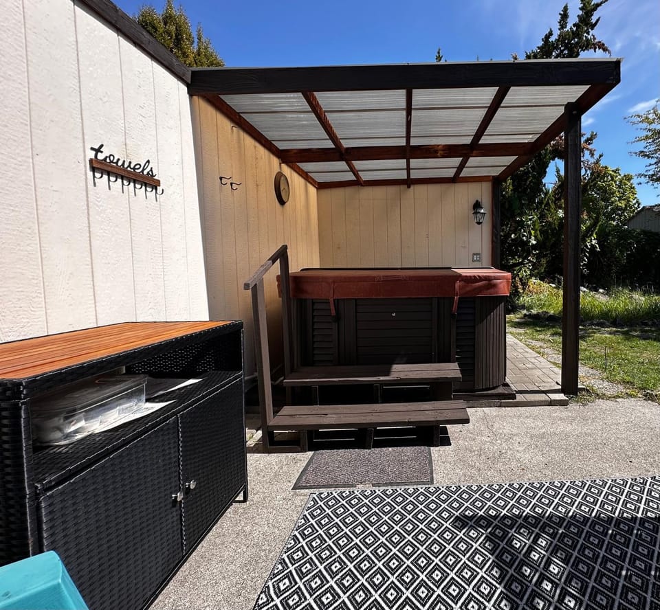 HOT TUB! King Bed-Firepitt-Near Airport& Freeway House in Medford