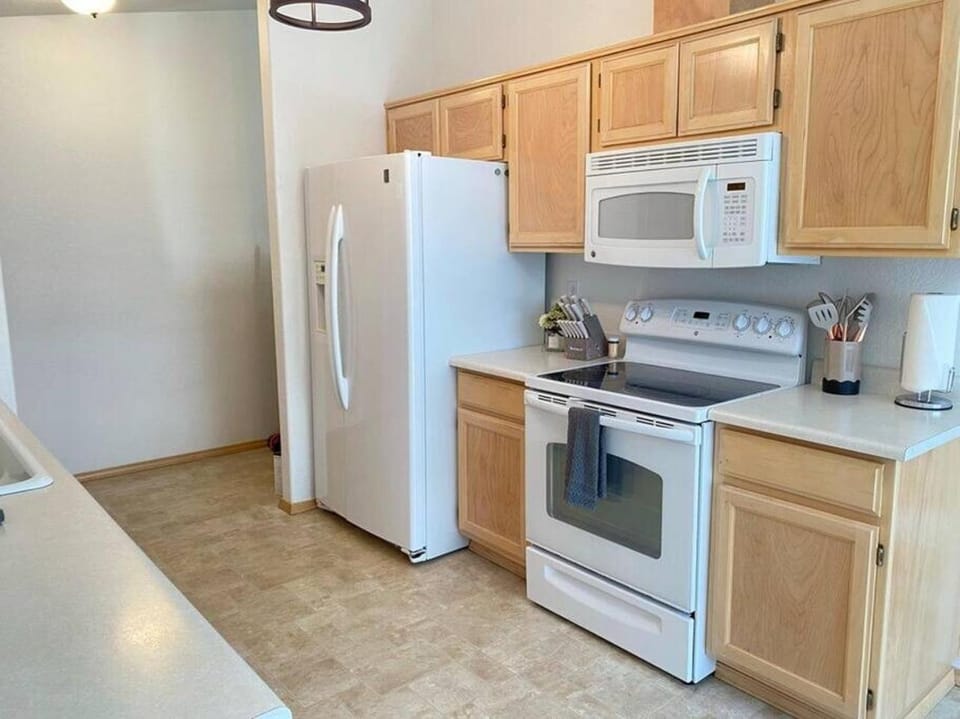 HOT TUB! King Bed-Firepitt-Near Airport& Freeway House in Medford