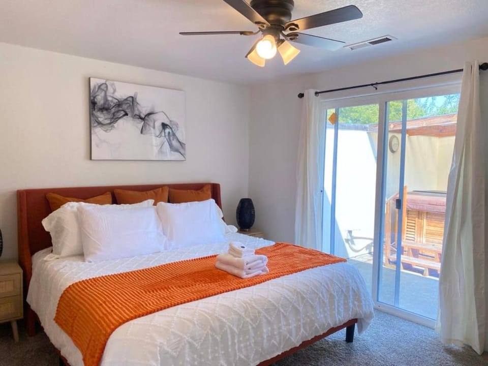 HOT TUB! King Bed-Firepitt-Near Airport& Freeway House in Medford