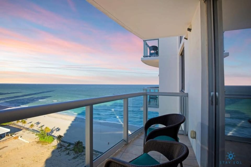 Beachfront Resort POOL OCEAN VIEW BALCONY Apartment in Sunny Isles Beach