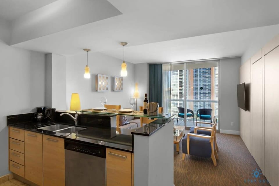 Beachfront Resort POOL OCEAN VIEW BALCONY Apartment in Sunny Isles Beach