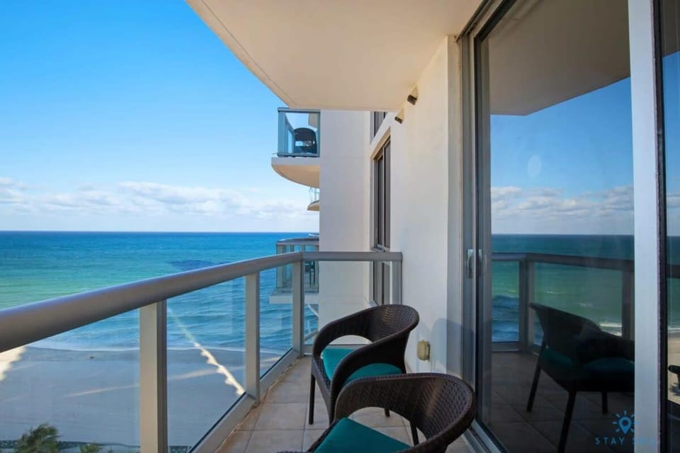 Beachfront Resort POOL OCEAN VIEW BALCONY Apartment in Sunny Isles Beach