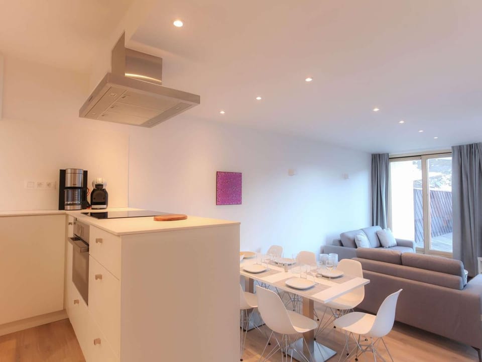 Appart 6 pers. rénové, terrasse sud, ski aux pieds, WiFi, conciergerie - FR-1-545-38 Apartment in Les Allues