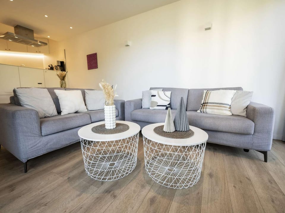 Appart 6 pers. rénové, terrasse sud, ski aux pieds, WiFi, conciergerie - FR-1-545-38 Apartment in Les Allues
