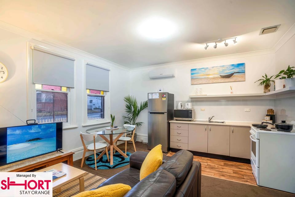 TV and multimedia, Living room, Dining area, microwave, oven, kitchen, air conditioner