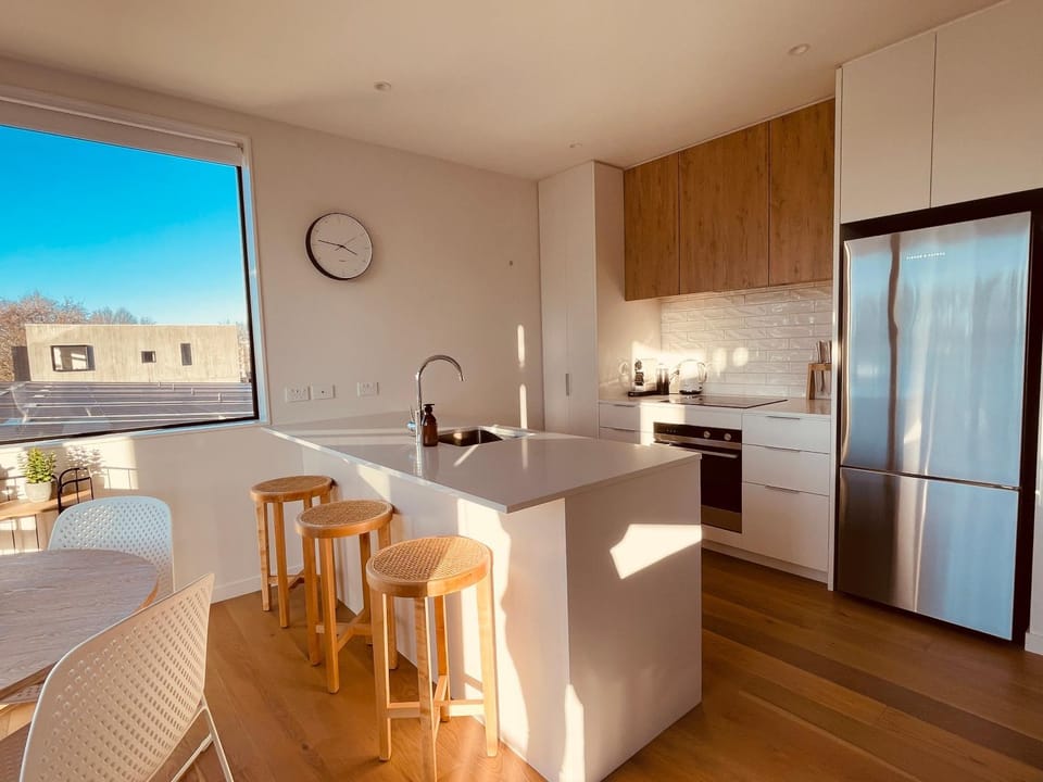 Kitchen or kitchenette, Dining area, oven, stove