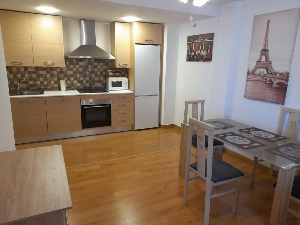 1F, Aire Acond, 85m2, 2 dormit mas sofá cama, 6 huéspedes, WIFI gratis Apartment in Andalusia
