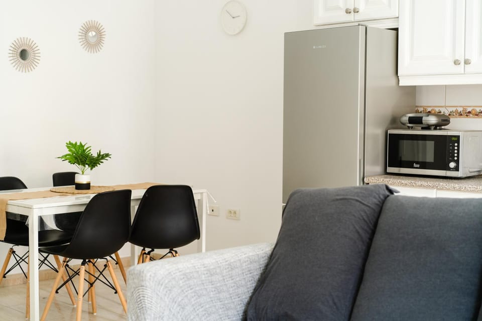 Kitchen or kitchenette, Dining area, minibar