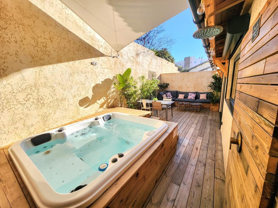 Shower, Patio, Hot Tub, Spa and wellness centre/facilities