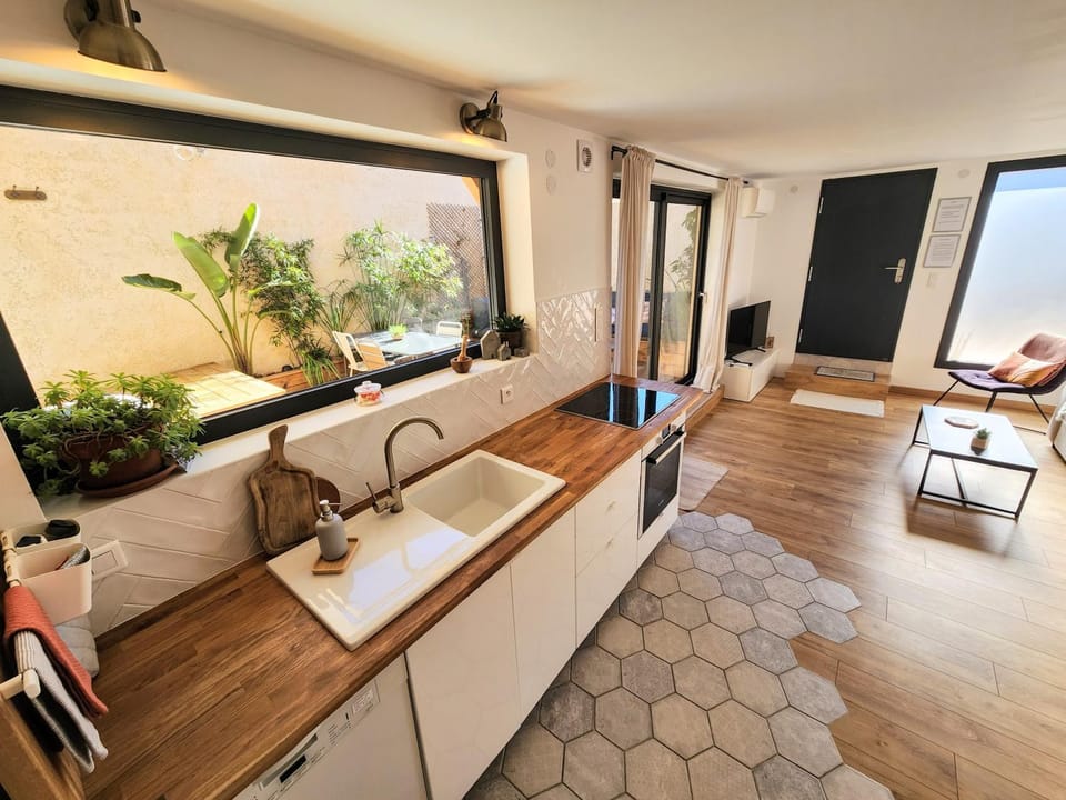 Kitchen or kitchenette
