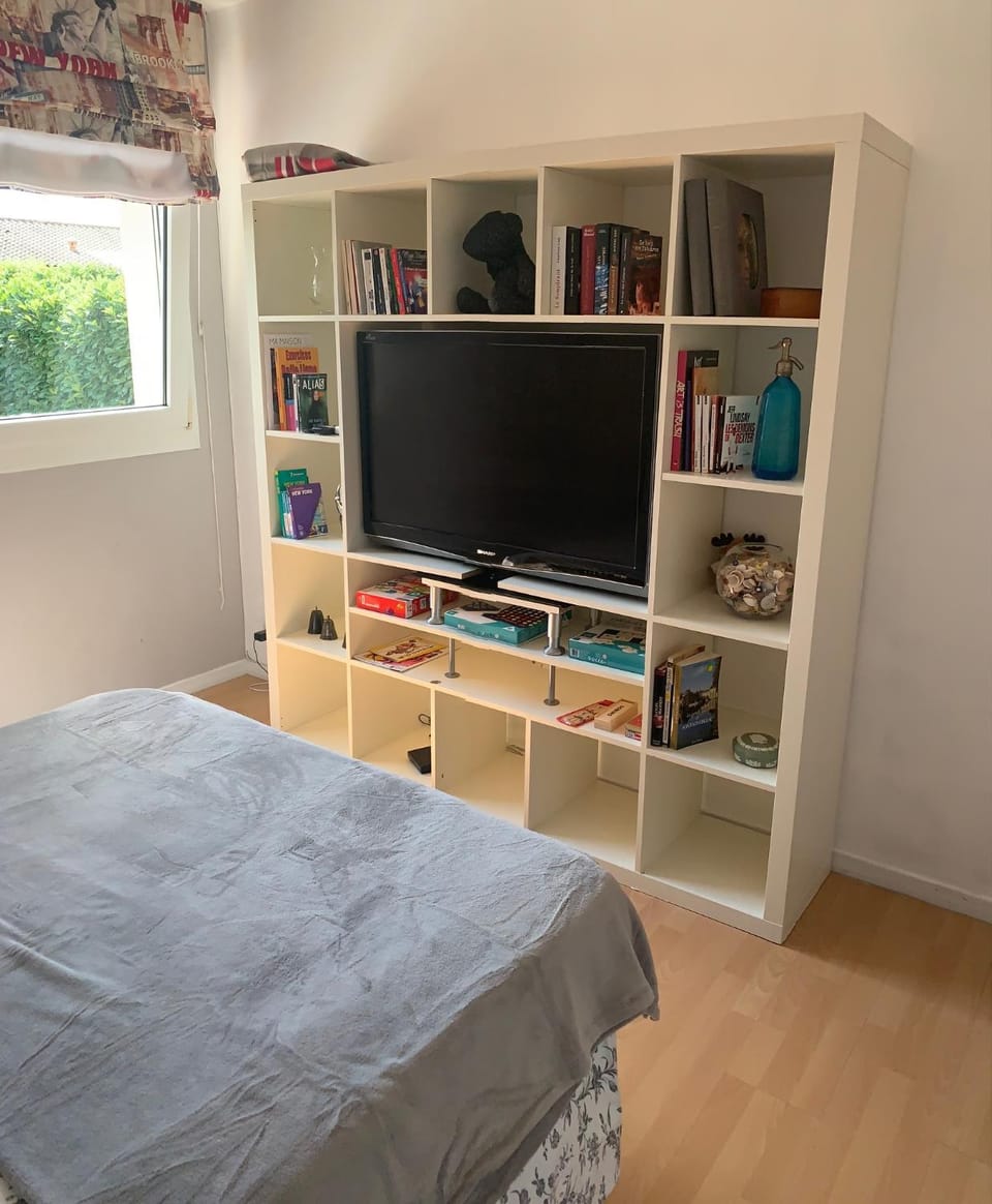 Bed, Library, TV and multimedia, Photo of the whole room, wardrobe