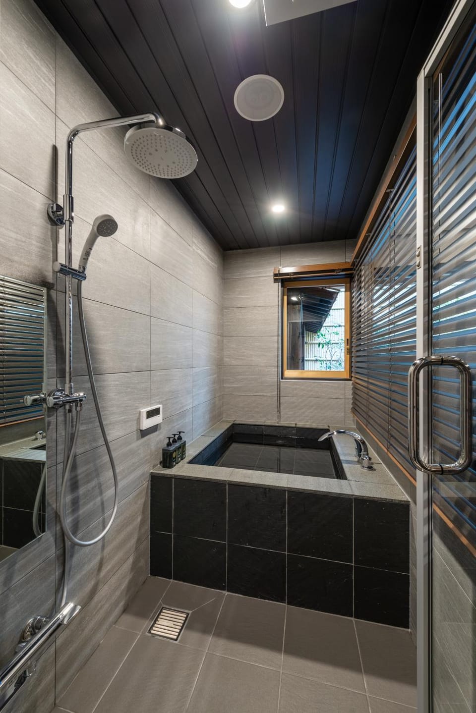 Bathroom, Photo of the whole room