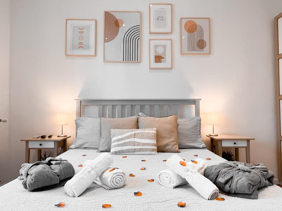 Bed, Photo of the whole room, Bedroom, towels
