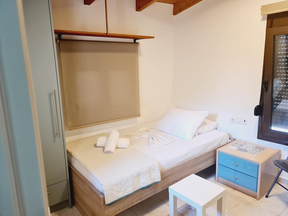 Bed, Bedroom, towels, wardrobe