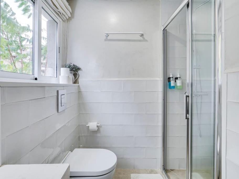 Casa Jasmin cosy 4 bedroom house with terrace Apartment in L'Hospitalet de Llobregat