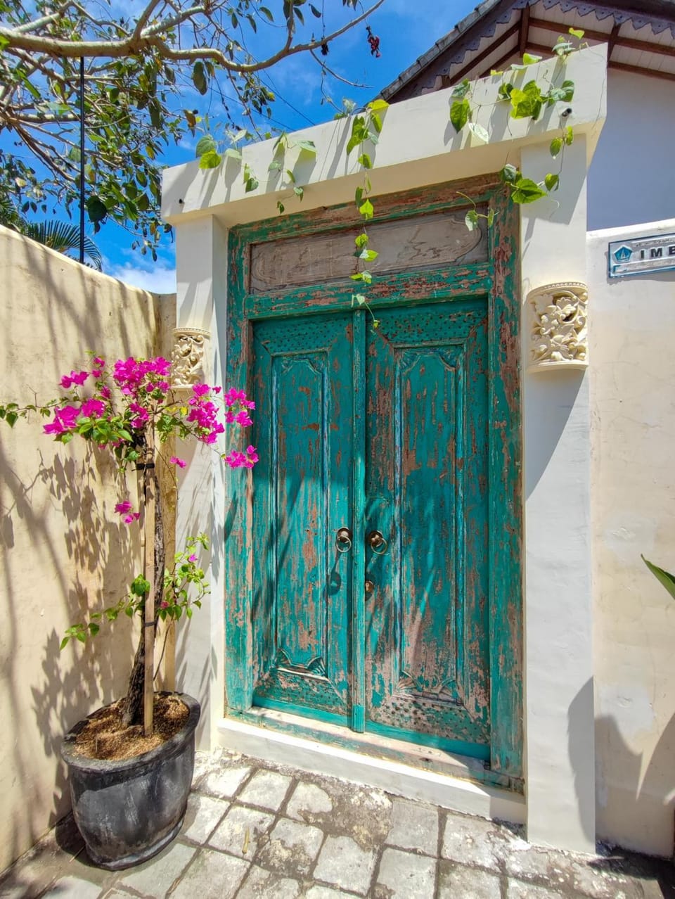 Facade/entrance