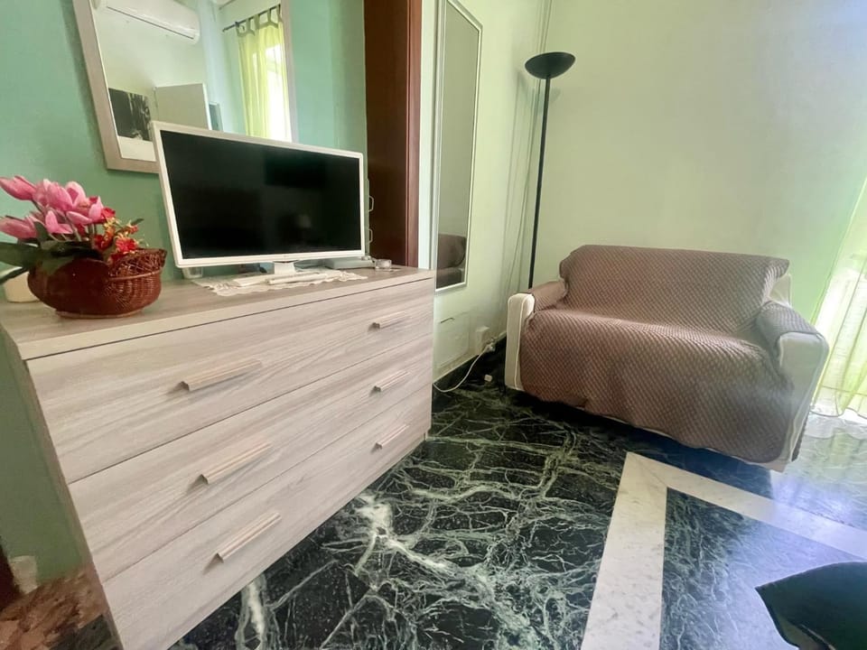 Bed, TV and multimedia, Bedroom