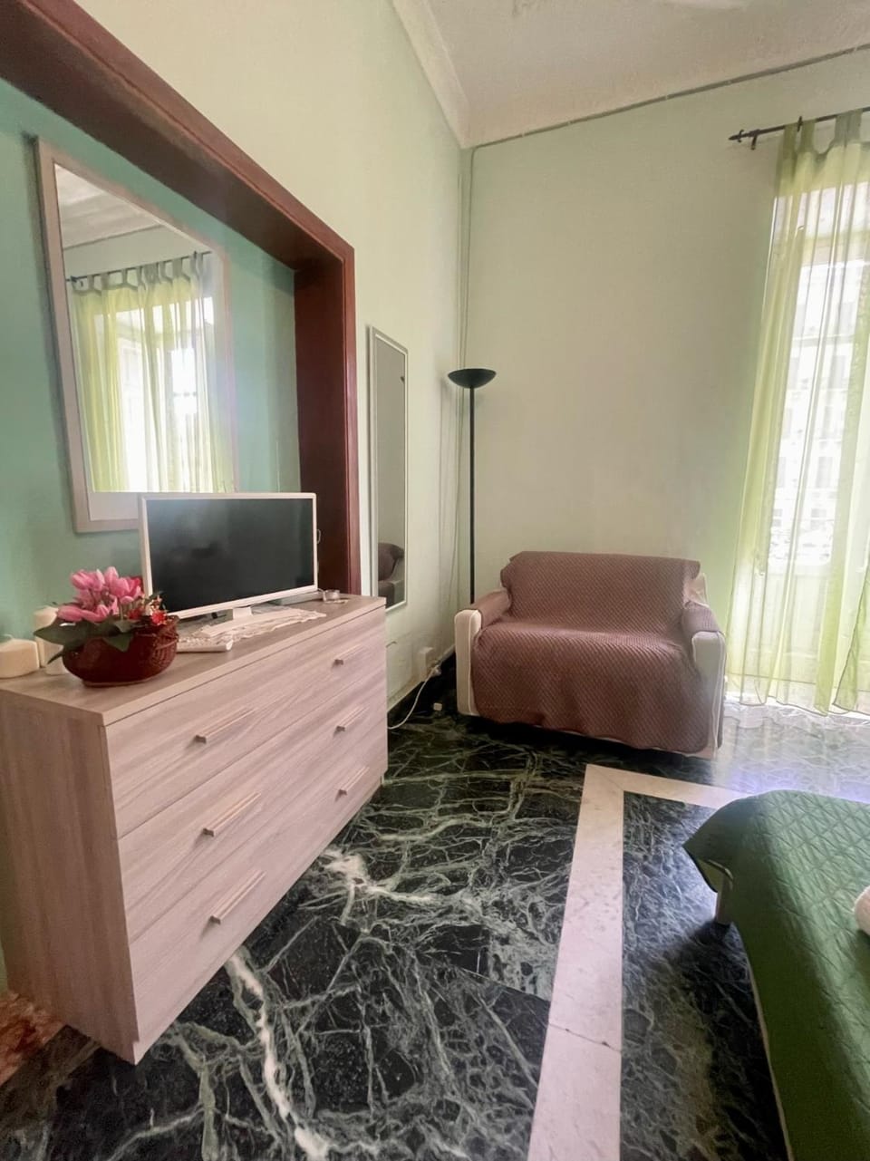 Bed, TV and multimedia, Bedroom