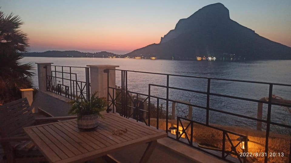 Patio, View (from property/room), Balcony/Terrace, Dining area, Sea view, Sunset