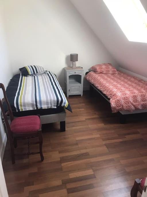 Bed, Bedroom, hair dresser