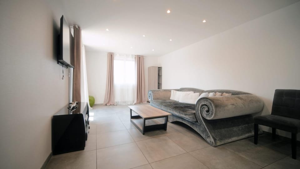Communal lounge/ TV room, TV and multimedia, Living room, Seating area