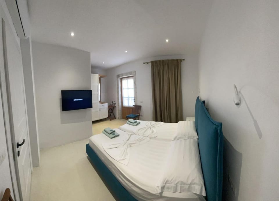 Bed, TV and multimedia, Photo of the whole room, Bedroom, towels