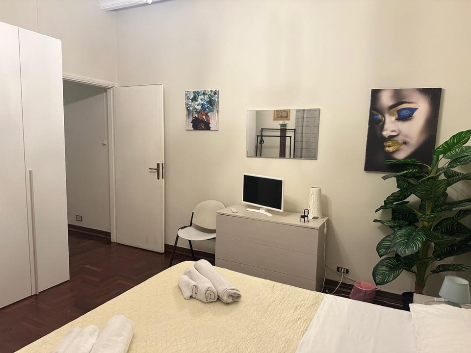 Bed, TV and multimedia, Photo of the whole room, Bedroom, towels