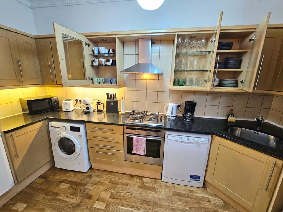 Coffee/tea facilities, Kitchen or kitchenette, dishwasher, microwave, oven, stove, toaster, washing machine, dryer