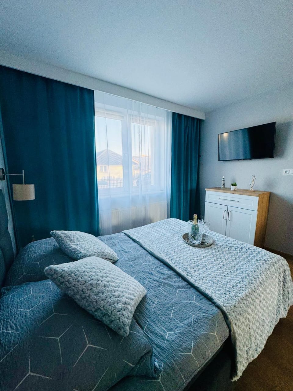 Bed, TV and multimedia, Photo of the whole room, Bedroom, towels
