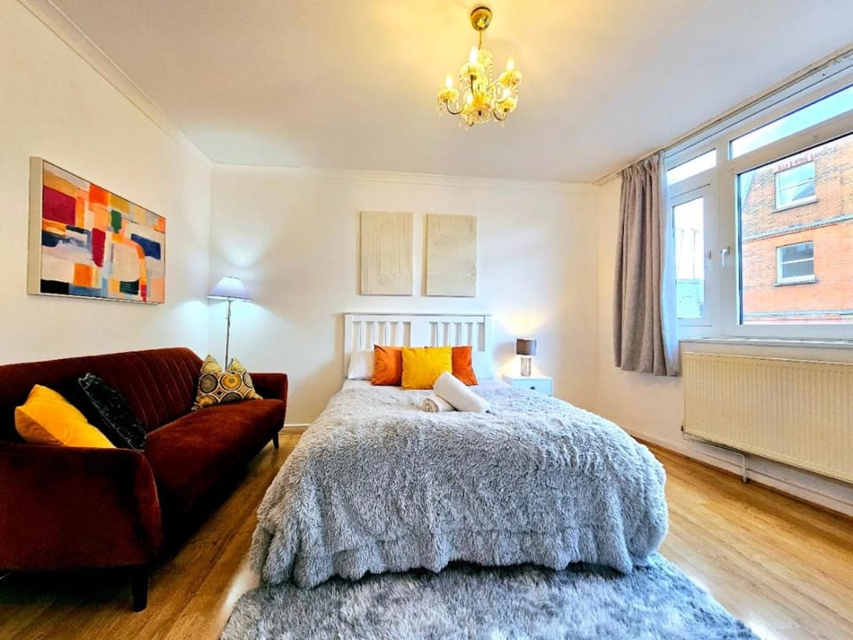 Bed, Seating area, Bedroom