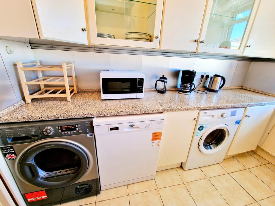 Coffee/tea facilities, dishwasher, minibar, washing machine, dryer, kitchen, kitchen