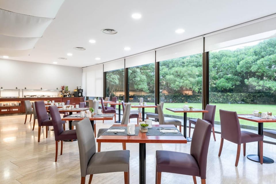 Restaurant/places to eat, Lounge or bar