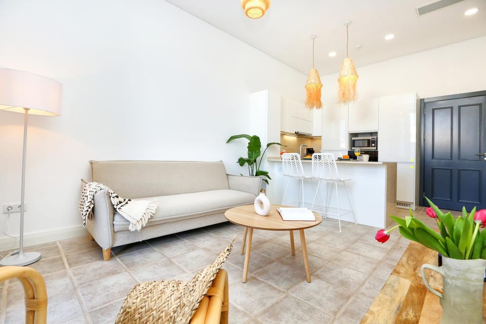 Property building, Facade/entrance, Coffee/tea facilities, Kitchen or kitchenette, Living room, Photo of the whole room, Seating area, Dining area, Time of day, Location, furniture, microwave, oven