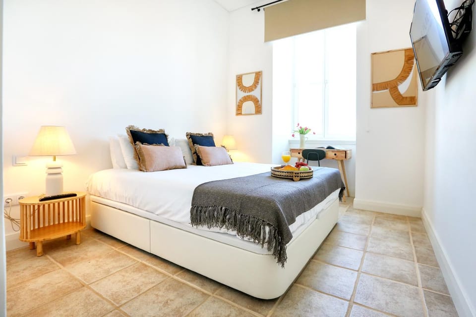Bed, TV and multimedia, View (from property/room), Photo of the whole room, Seating area, Bedroom, Time of day, Location, Family, hair dryier, heating, internet