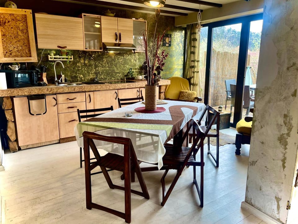 Kitchen or kitchenette, Dining area, dishwasher, stove