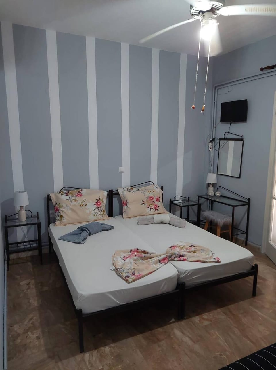Bed, TV and multimedia, Photo of the whole room, Bedroom, fireplace