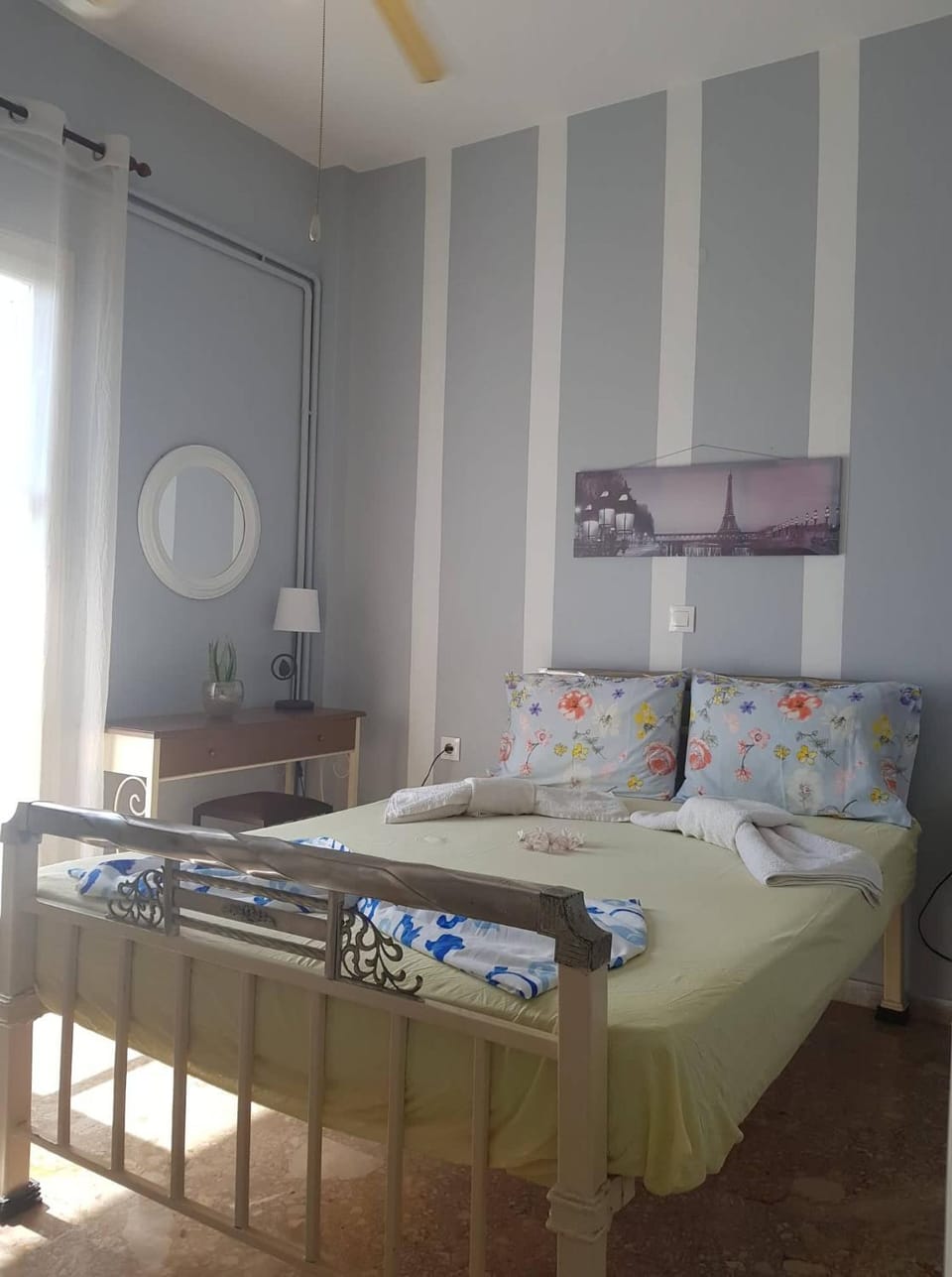 Bed, TV and multimedia, Photo of the whole room, Bedroom, towels