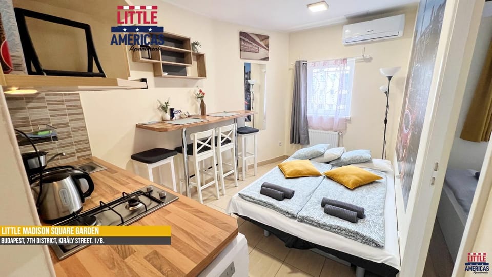 Bed, TV and multimedia, Kitchen or kitchenette, Photo of the whole room, Dining area, air conditioner