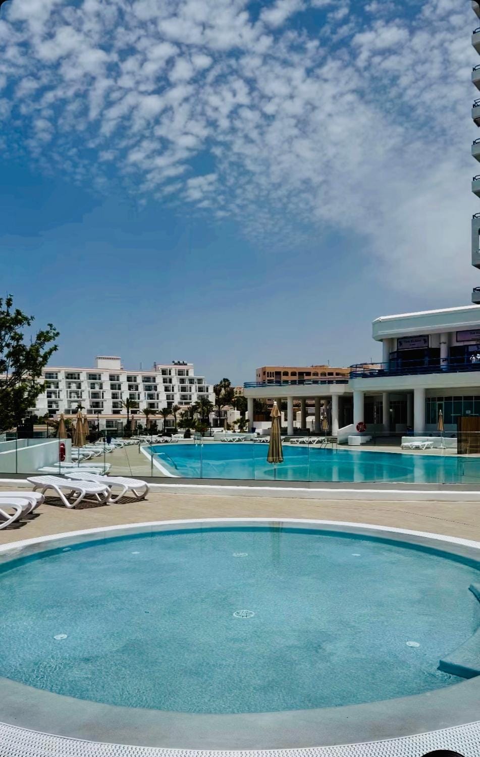 Day, Swimming pool, sunbed