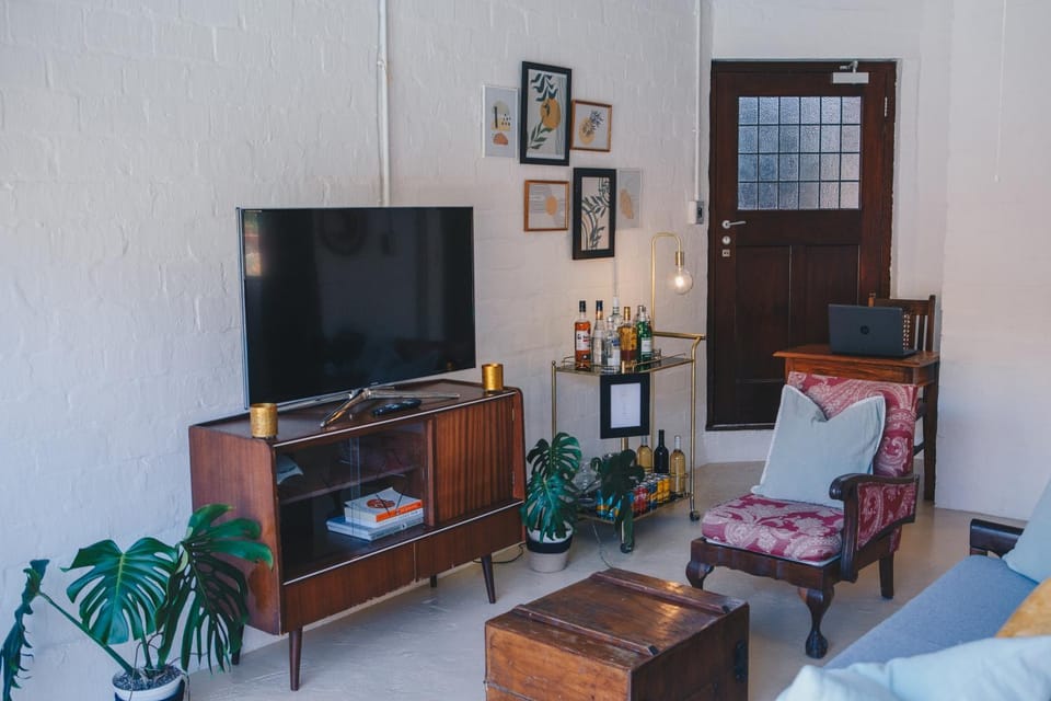 Lounge or bar, Seating area, oven