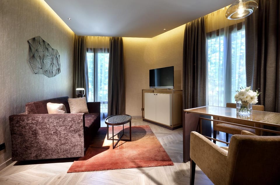 Property building, Living room, Photo of the whole room, Decorative detail, Seating area, Bedroom