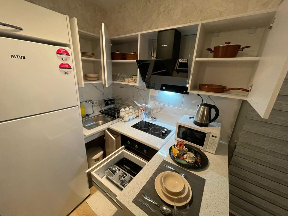 Coffee/tea facilities, Kitchen or kitchenette, Food, oven, stove