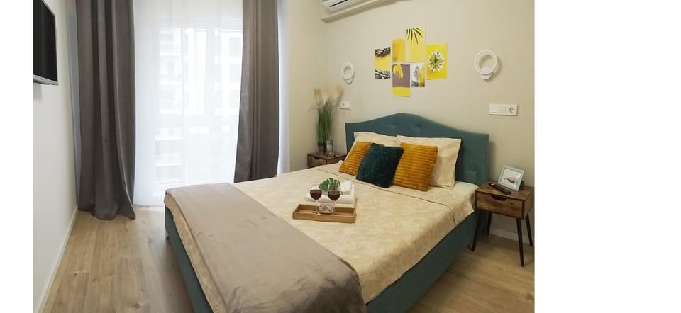 Bed, TV and multimedia, Photo of the whole room, Bedroom, air conditioner