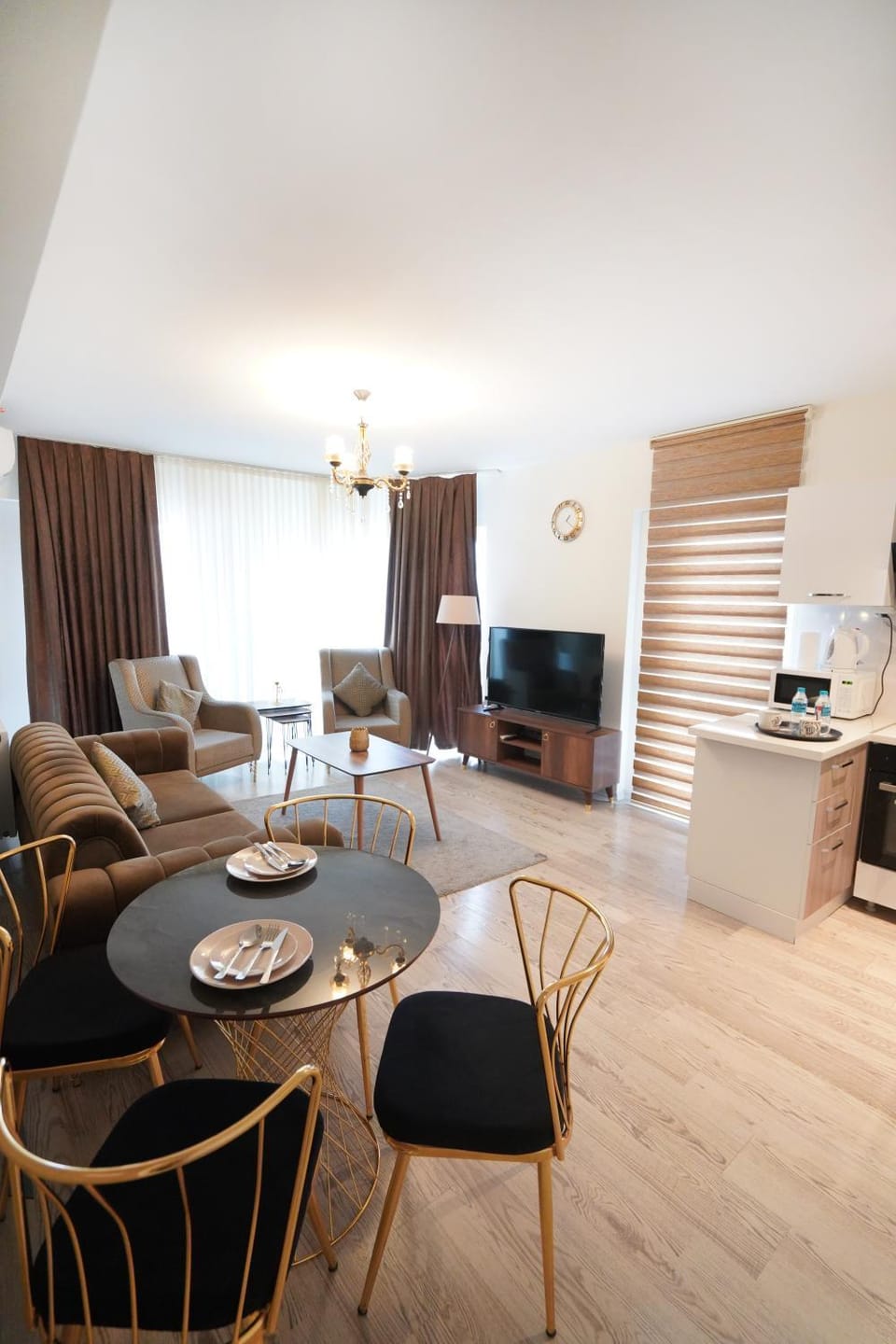 Communal lounge/ TV room, TV and multimedia, Kitchen or kitchenette, Living room, Seating area, Dining area, Evening entertainment