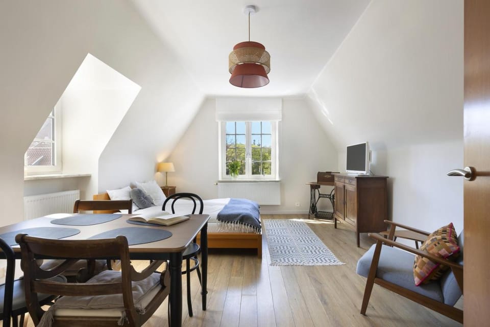 Bed, Photo of the whole room, Seating area, Bedroom
