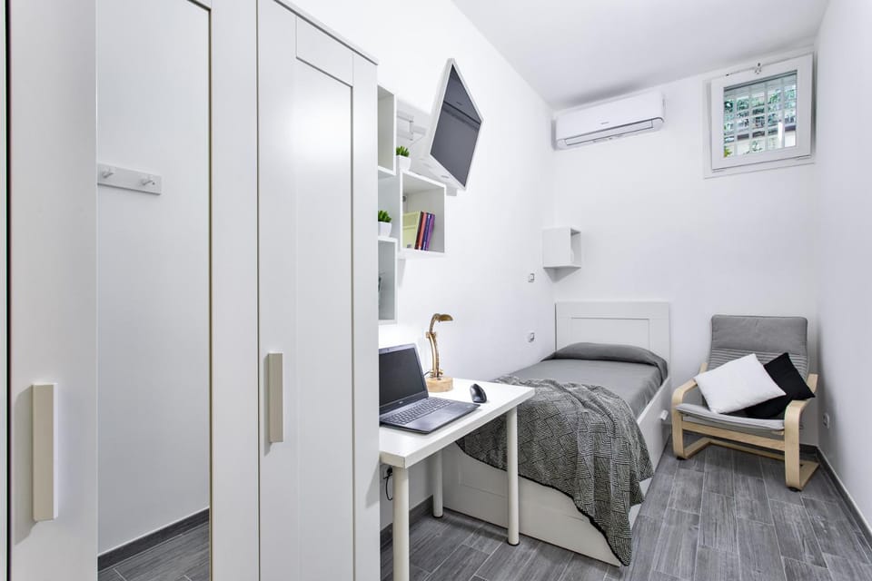 Bed, TV and multimedia, Bedroom, air conditioner